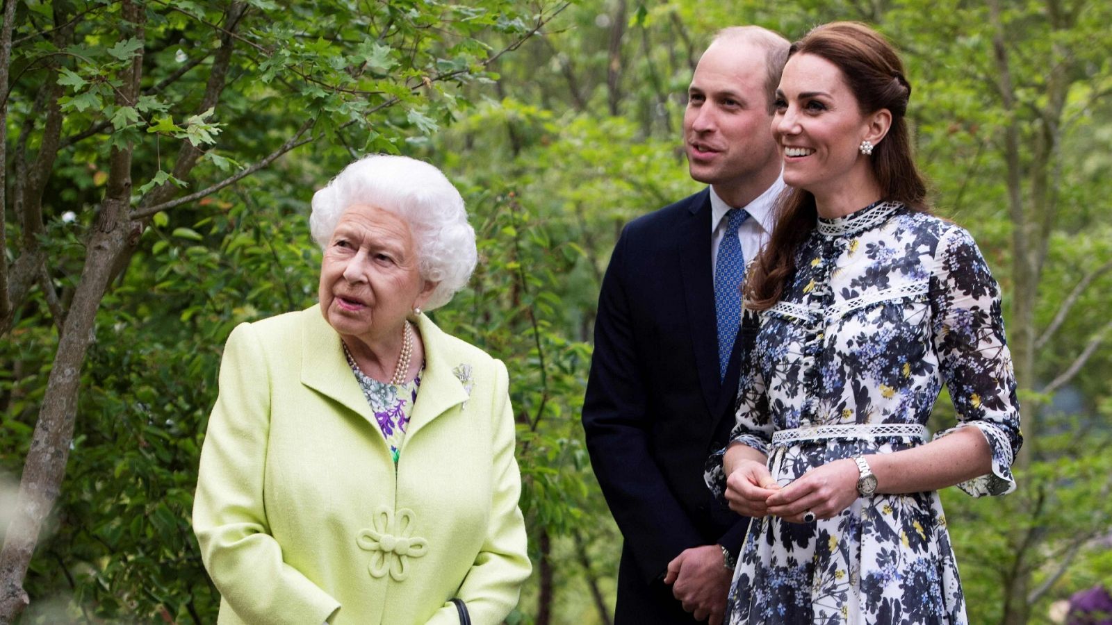 Los entonces duques de Cambridge, Guillermo y Kate, junto a la reina Isabel II, en 2019