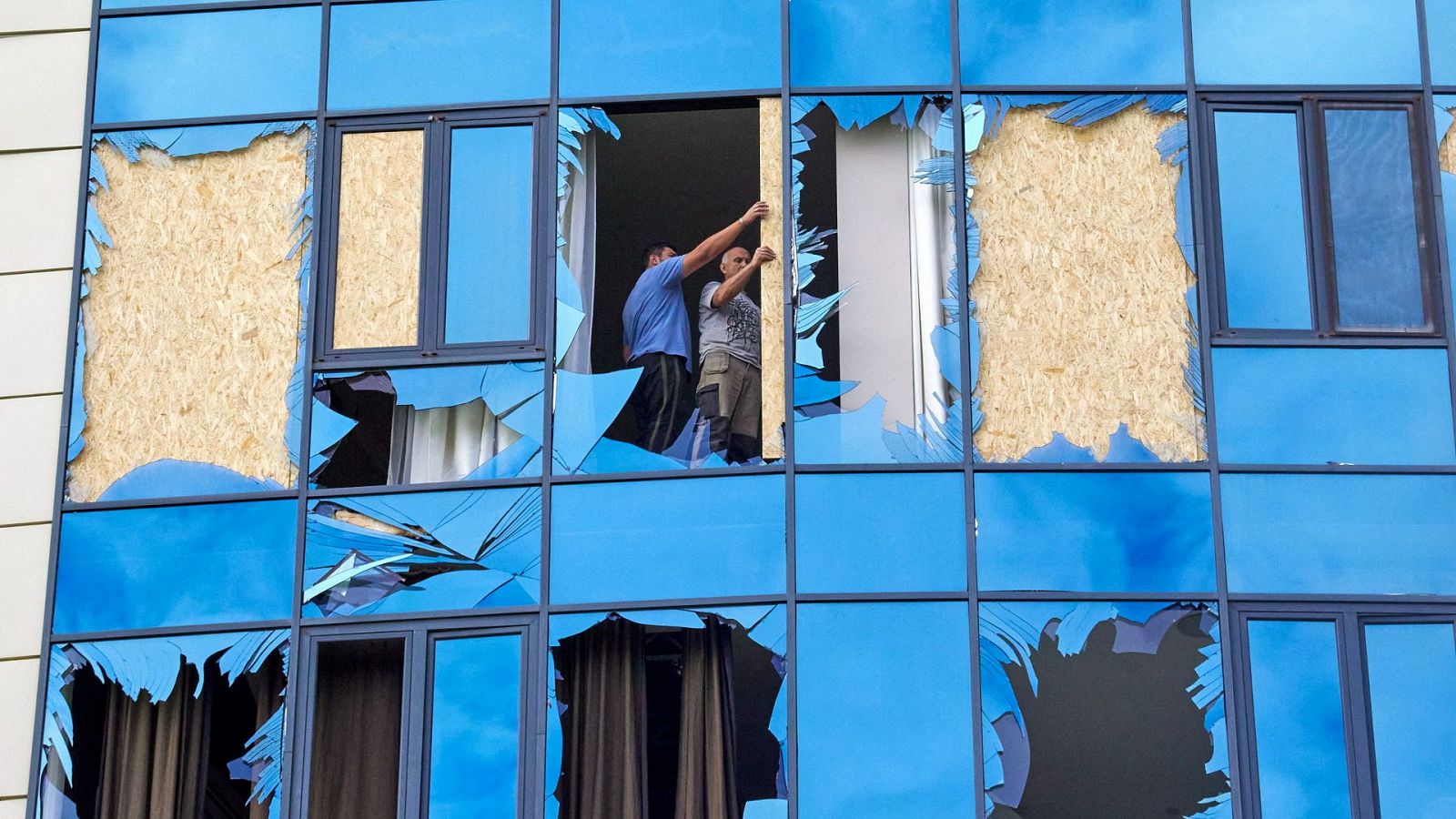 Ventanas dañadas por la guerra en un edificio en Járkov, Ucrania