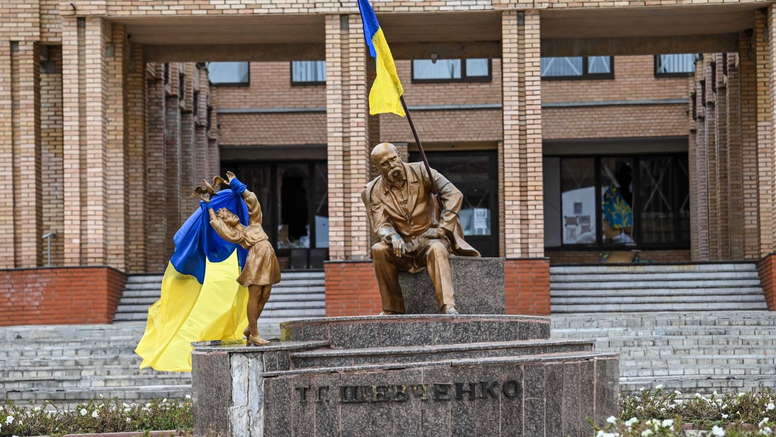 Banderas ucranianas colocadas sobre estatuas de una plaza en Balakliya, región de Járkov