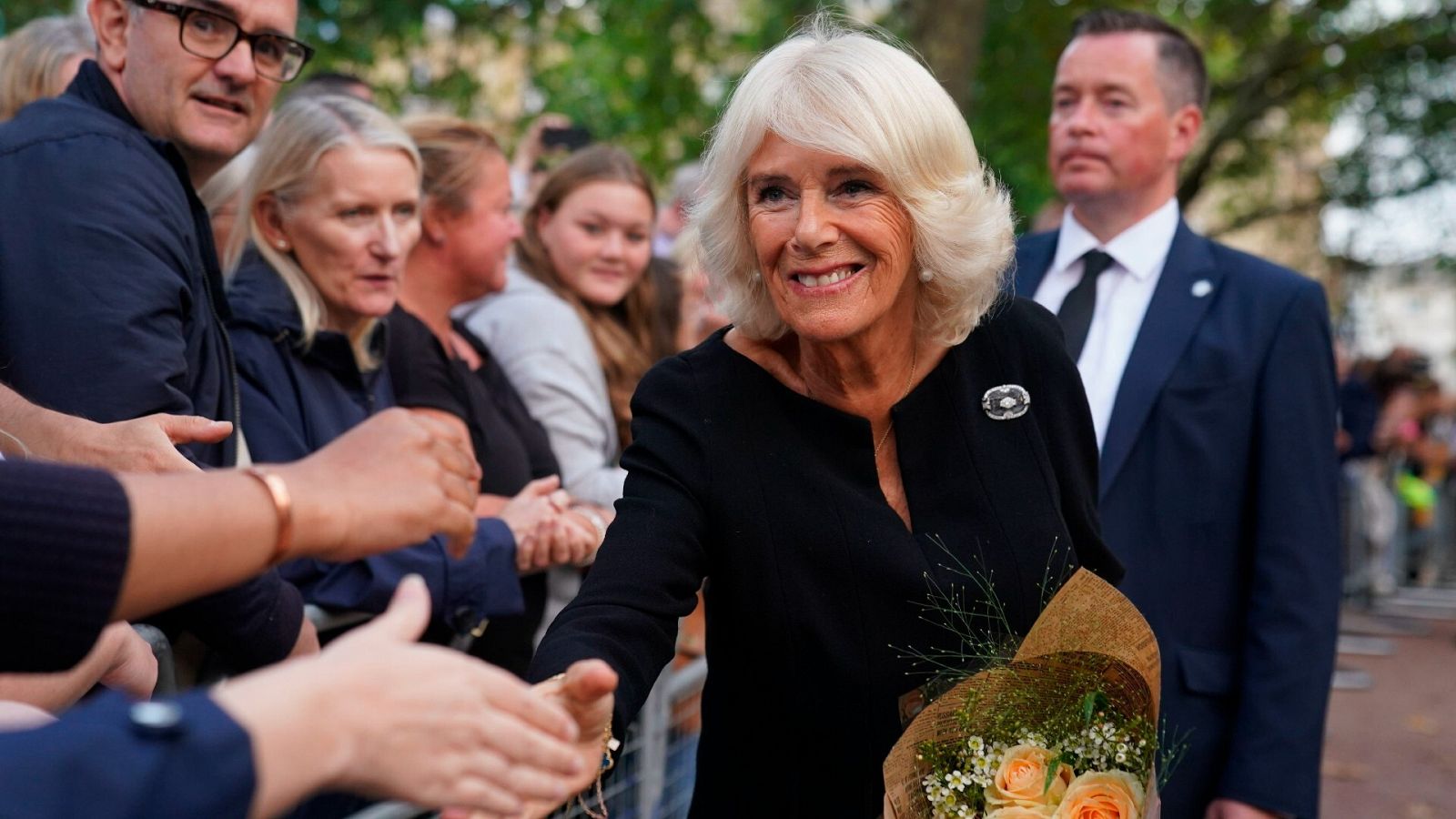 Camilla, la reina consorte, saluda a británicos cuando regresa a Clarence House, en Londres