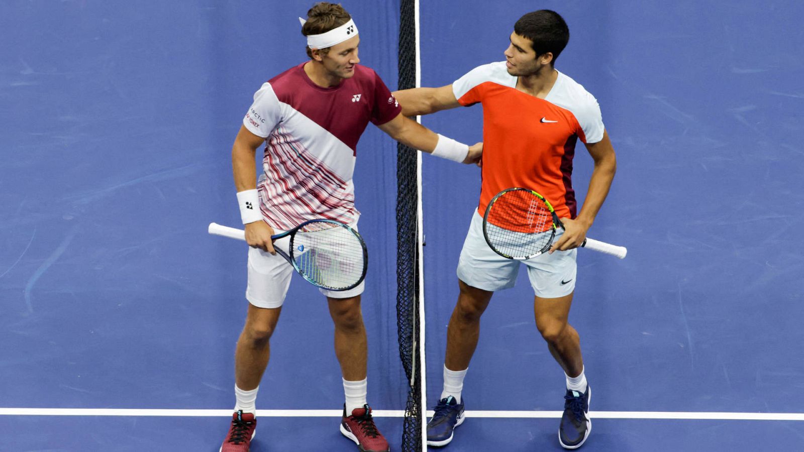 [Final del US Open en directo] Casper Ruud y Carlos Alcaraz se saludan antes del partido