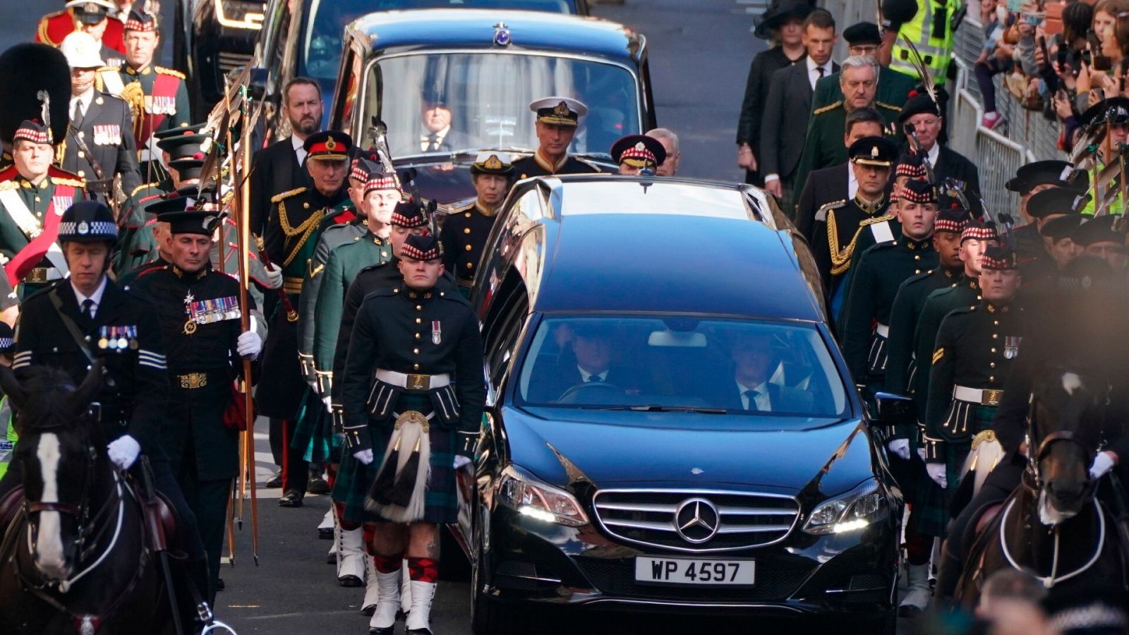 El rey Carlos III encabeza el cortejo fúnebre detrás del coche que transporta el ataúd de Isabel III