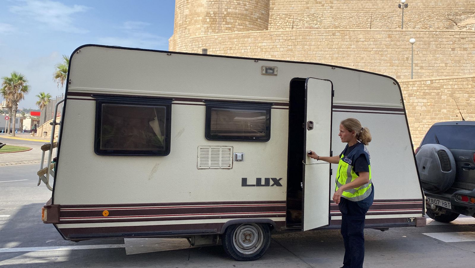 Agentes de la Policía Nacional registran una caravana durante la Operación Feriante en el puerto de Melilla.