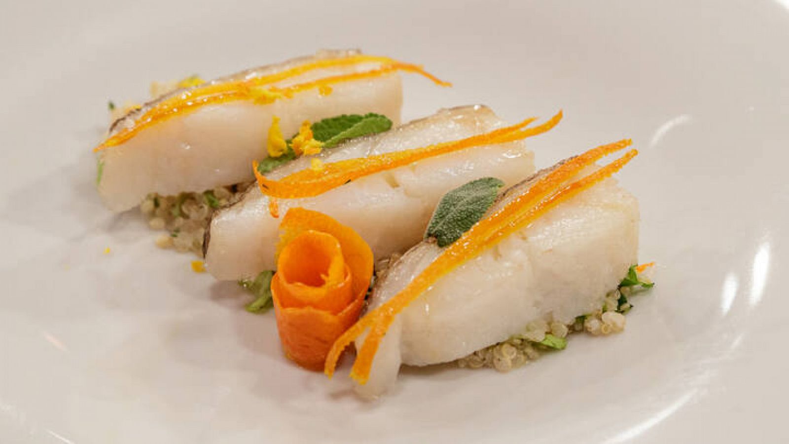 Receta de bacalao con naranja caramelizada, quinoa y lechuga de Manu  Baqueiro en MasterChef Celebrity 7