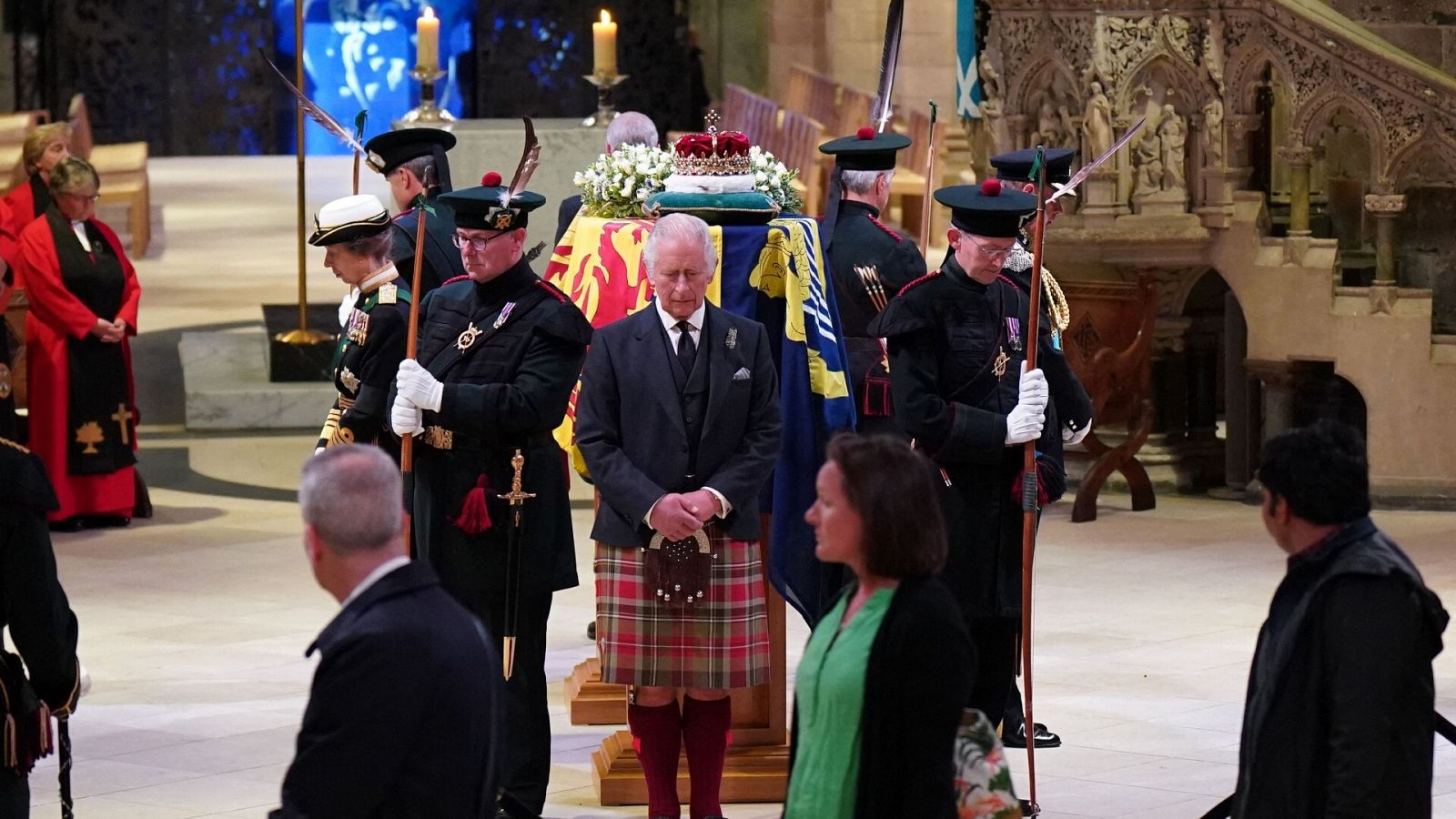 Los hijos de la reina realizan la Vigilia de los Príncipes