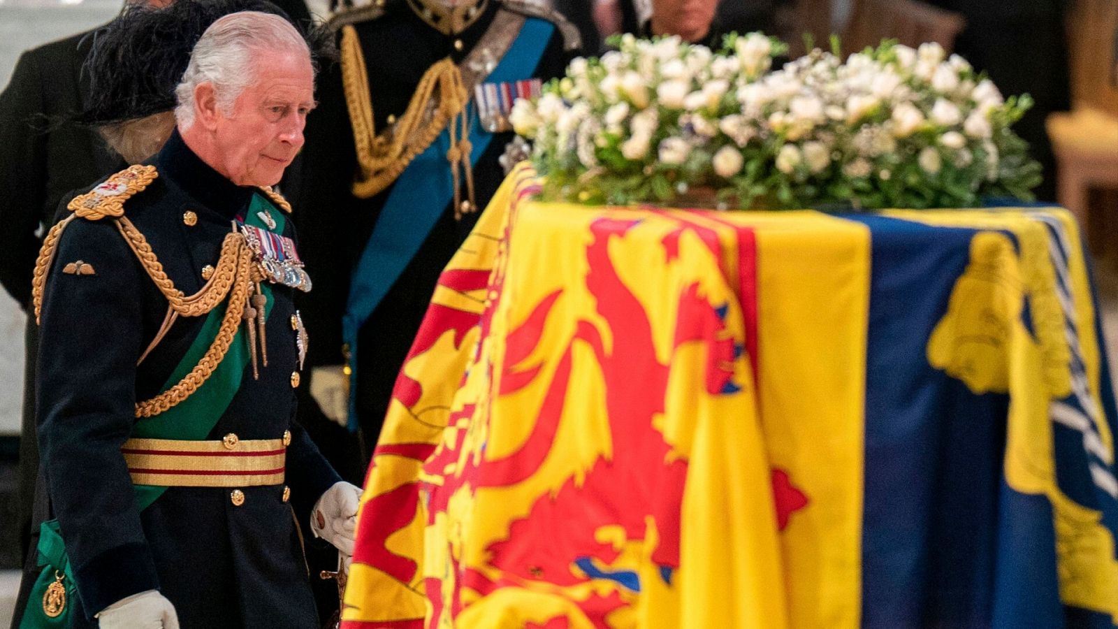 El rey Carlos III, frente al ataúd de su madre, Isabel II