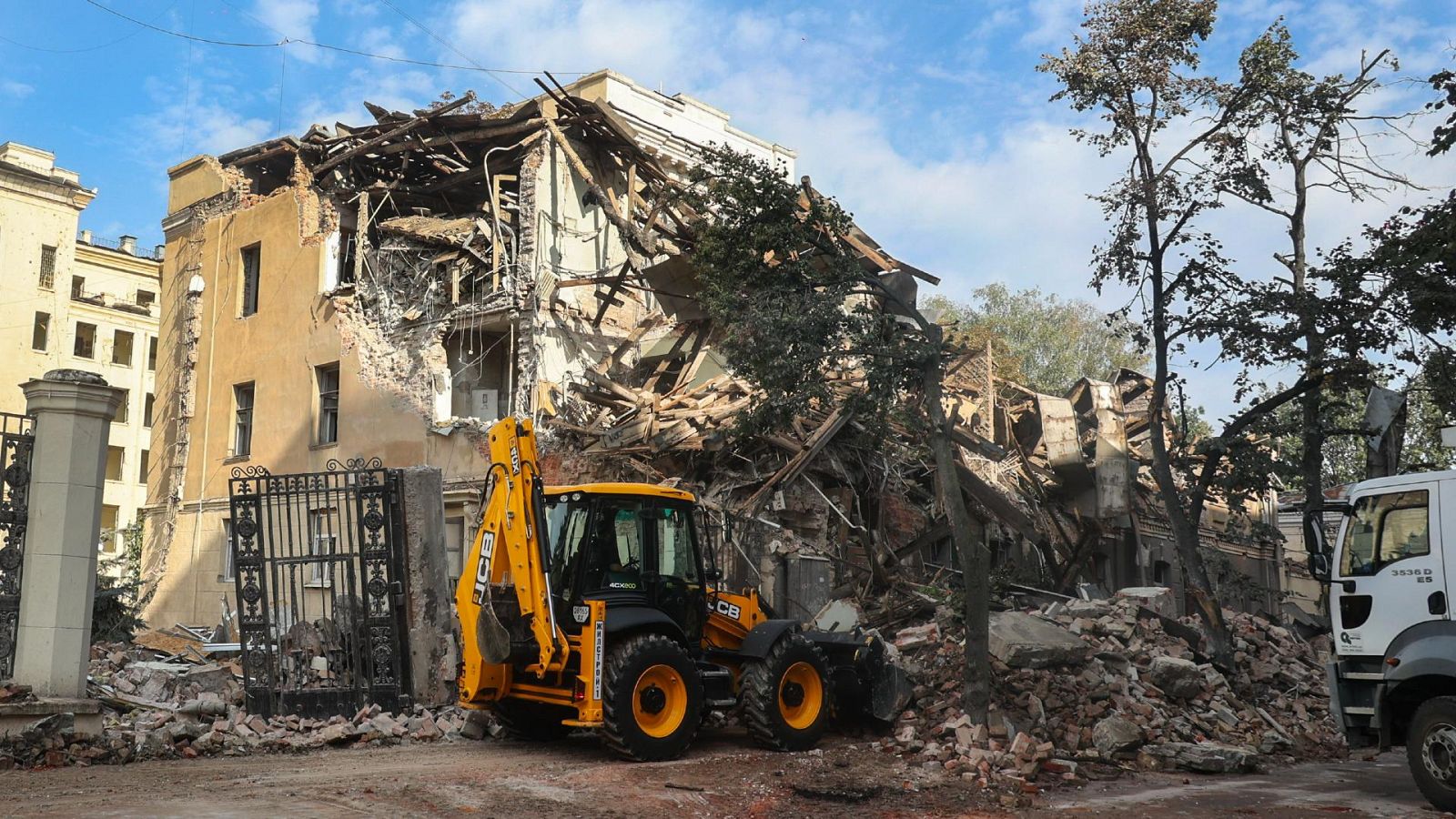 Un edificio en ruinas en la ciudad de Járkov después de un bombardeo