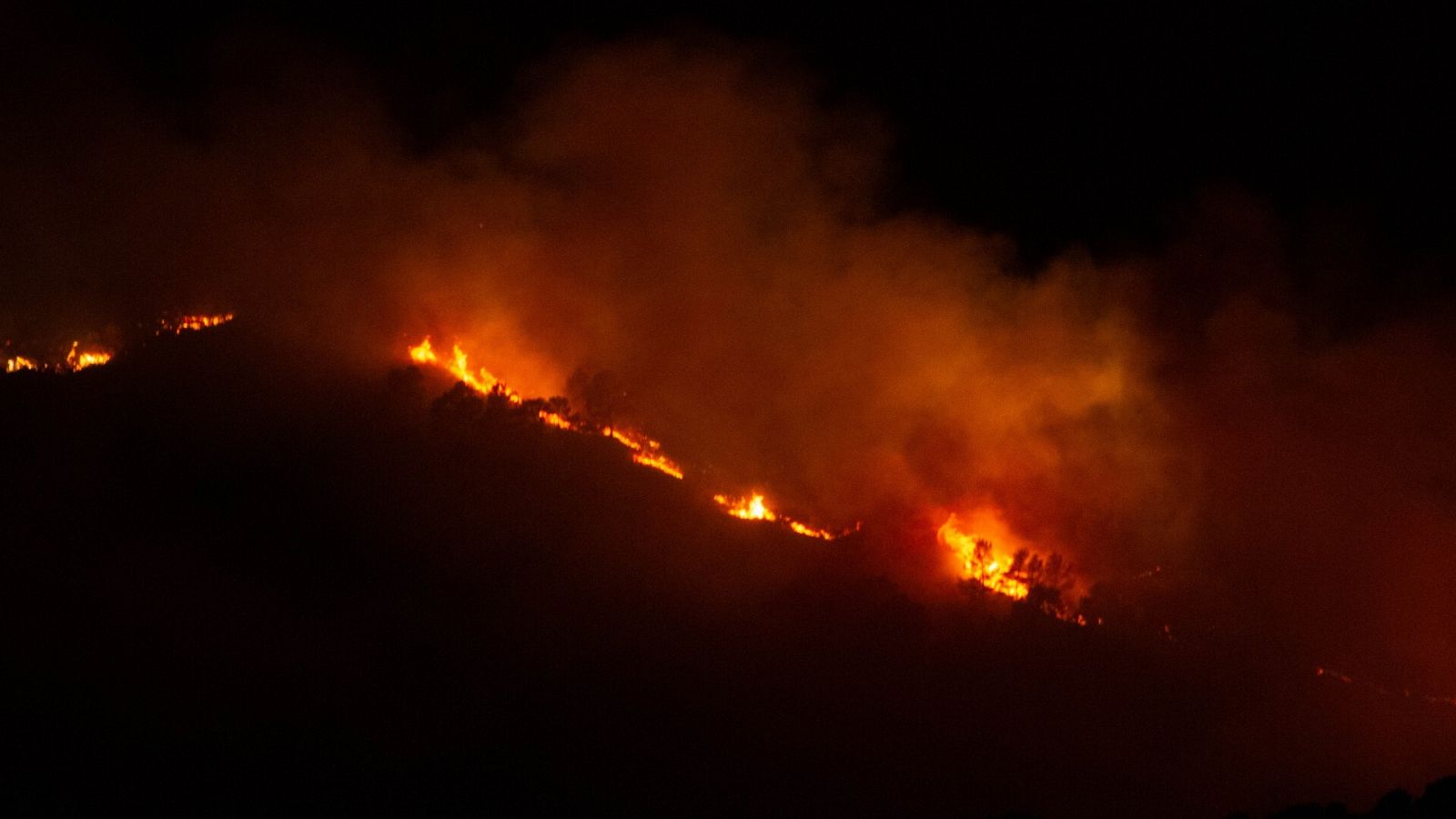 Decretan nivel 1 por el incendio de Granada y confinan 2 núcleos de población