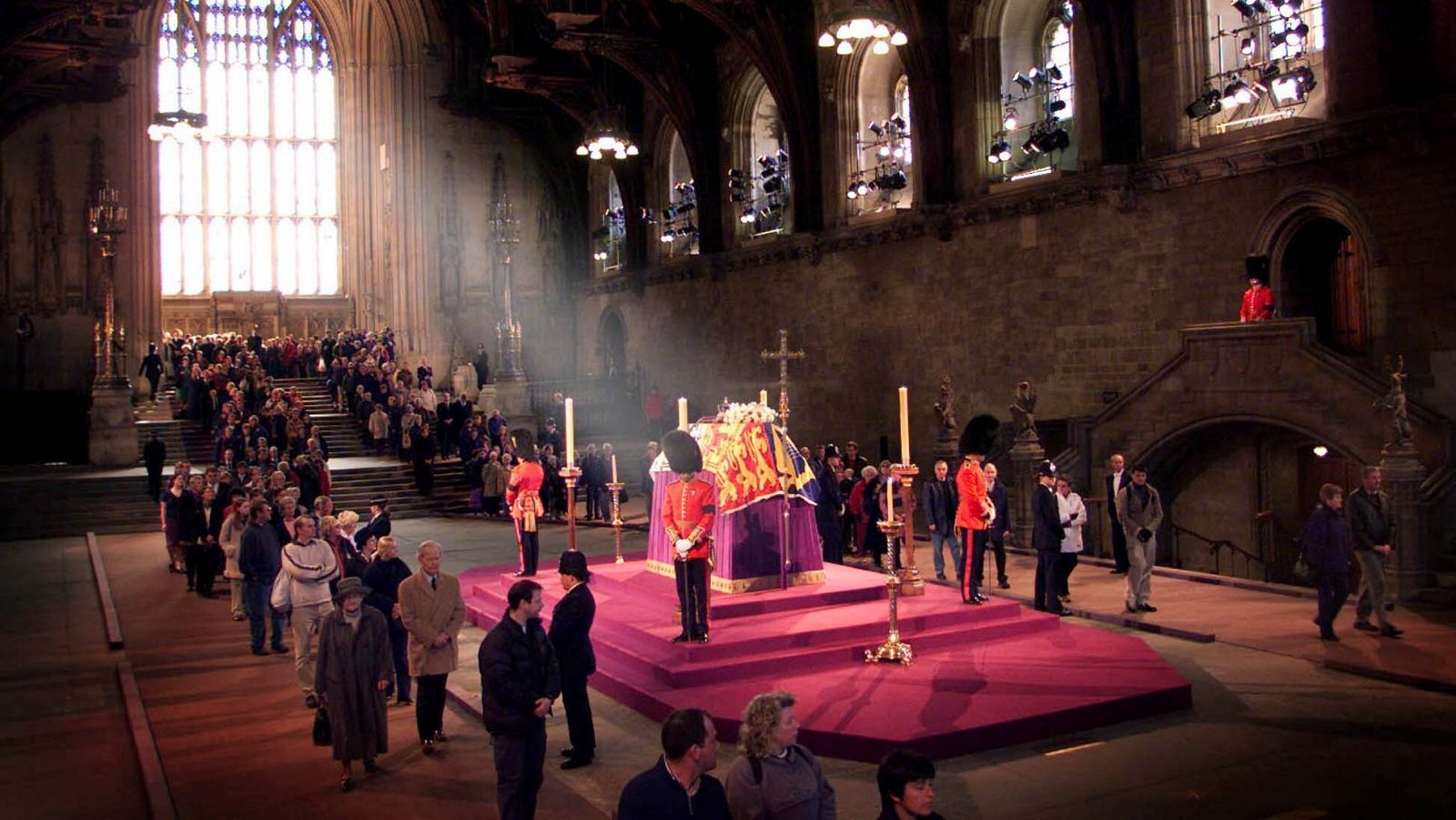 Capilla ardiente de la reina madre Isabel en Westminster Hall, en 2002