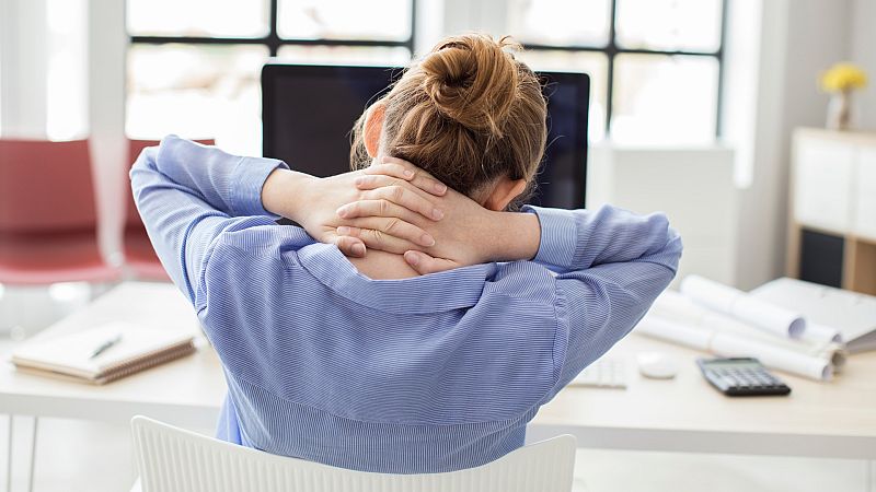 Una joven trabaja en una oficina