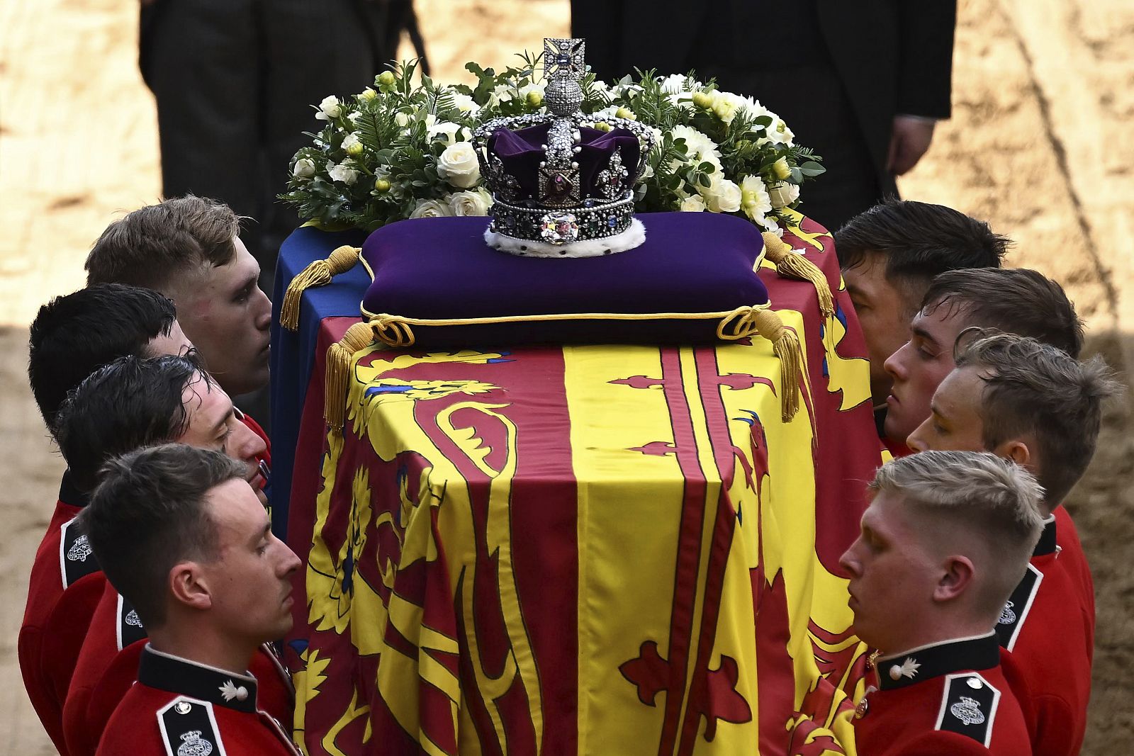 Un grupo de guardias reales transportan el atáud de la reina dentro de Westminster