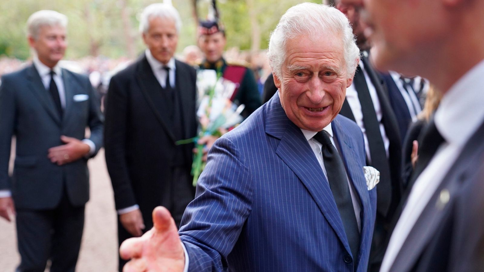 El rey Carlos III saluda a los miembros del público fuera de Clarence House en Londres después de ser proclamado formalmente monarca