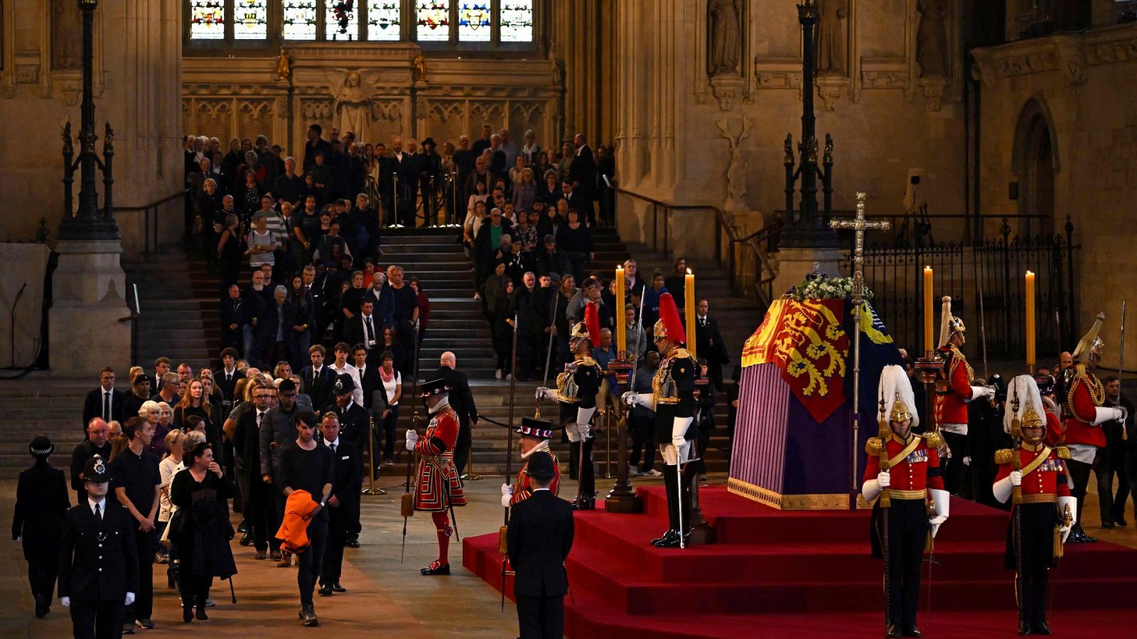 Miembros del público presentan sus respetos al pasar ante el féretro de la reina Isabel II en el interior de 'Westminster Hall'.