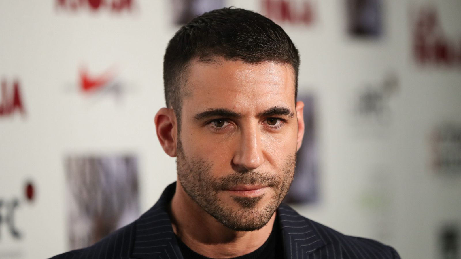 El actor Miguel Ángel Silvestre posa ante los medios