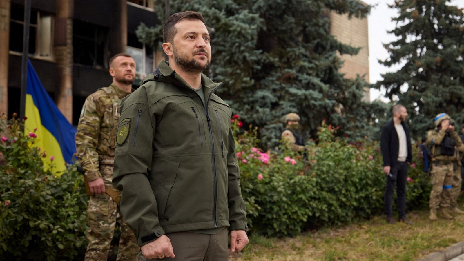 El presidente de Ucrania, Volodymyr Zelenski, durante la ceremonia de izada de bandera en Izium recientemente liberada por las tropas ucranianas