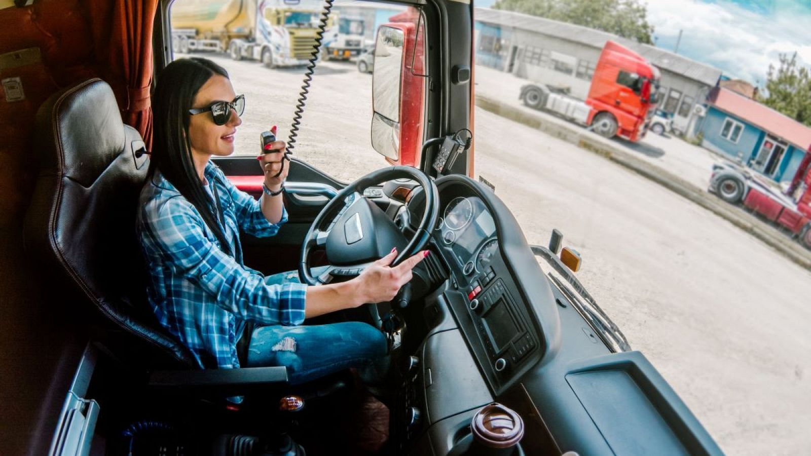 España 15.000 camioneros: "Ya hay mujeres que se quitan el miedo pese a los prejuicios"