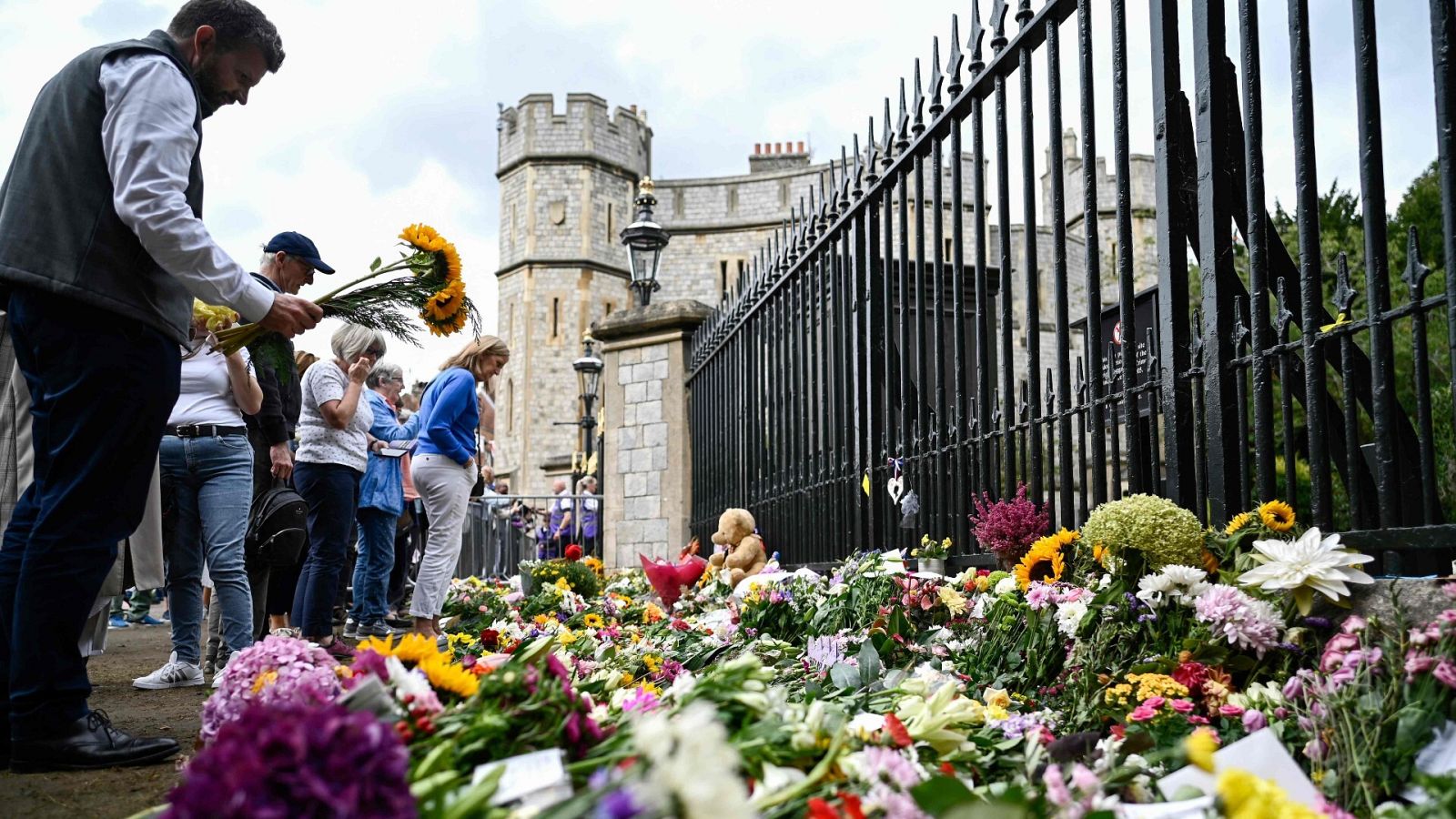 Tributos a Isabel II en el castillo de Windsor, donde será enterrada