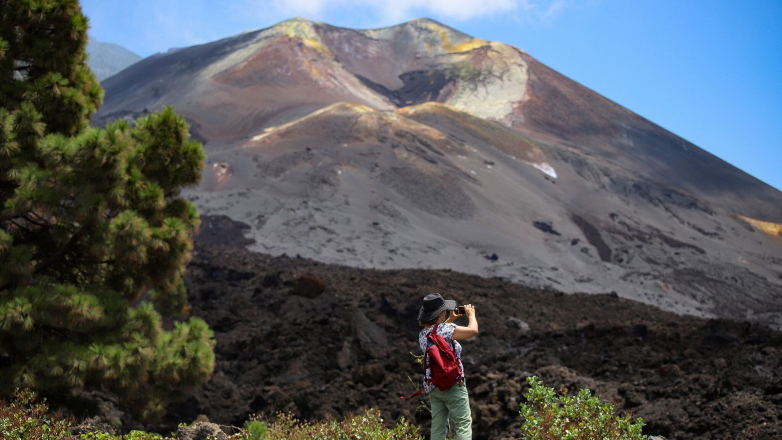 Una turista contempla el cono del nuevo volcán de La Palma.