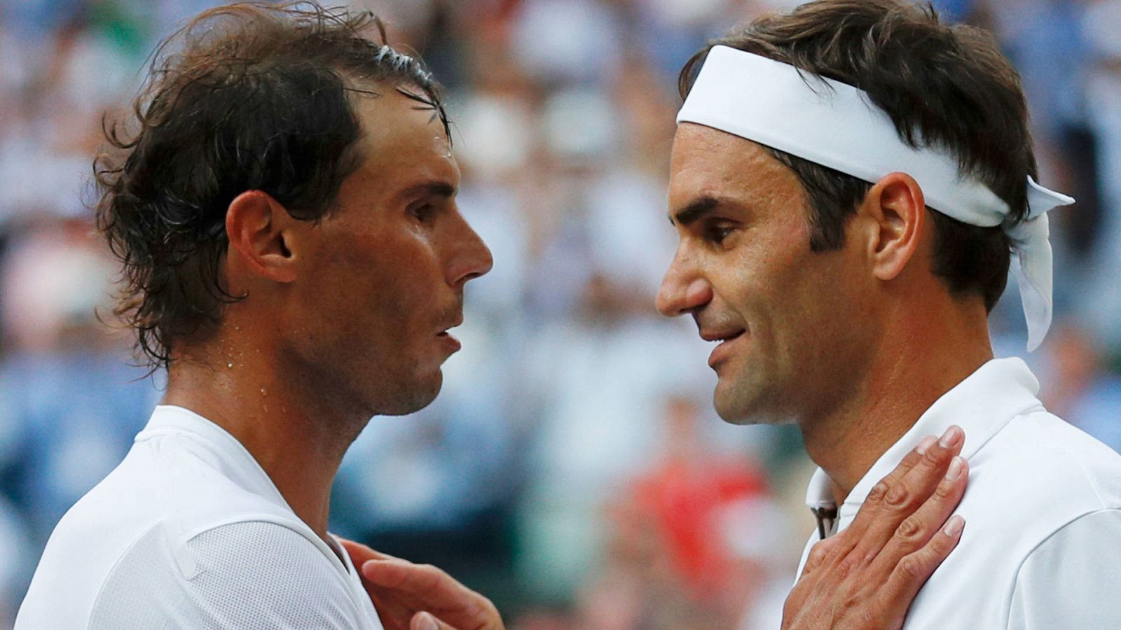 Nadal (i) y Federer, tras la semifinal de Wimbledon 2019