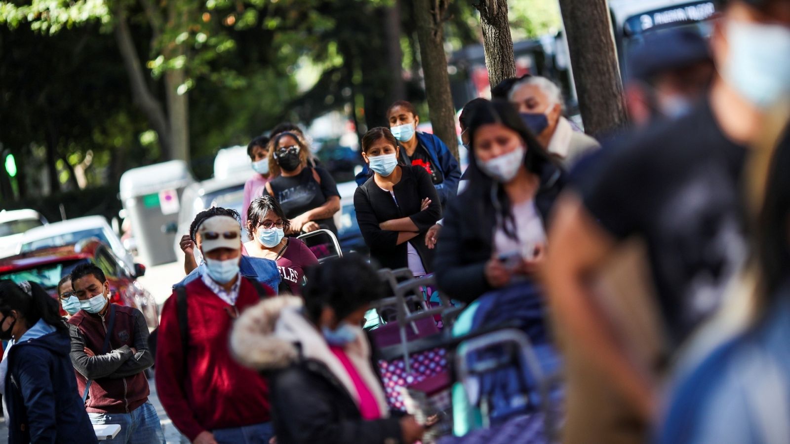 Imagen de archivo de ciudadanos esperando el reparto de alimentos