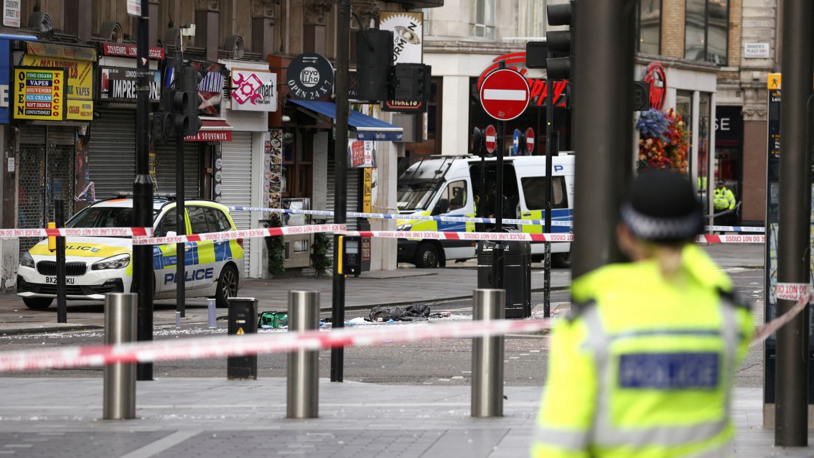 Vehículos policiales cerca de Leicester Square, Londres, donde dos policías fueron apuñalados