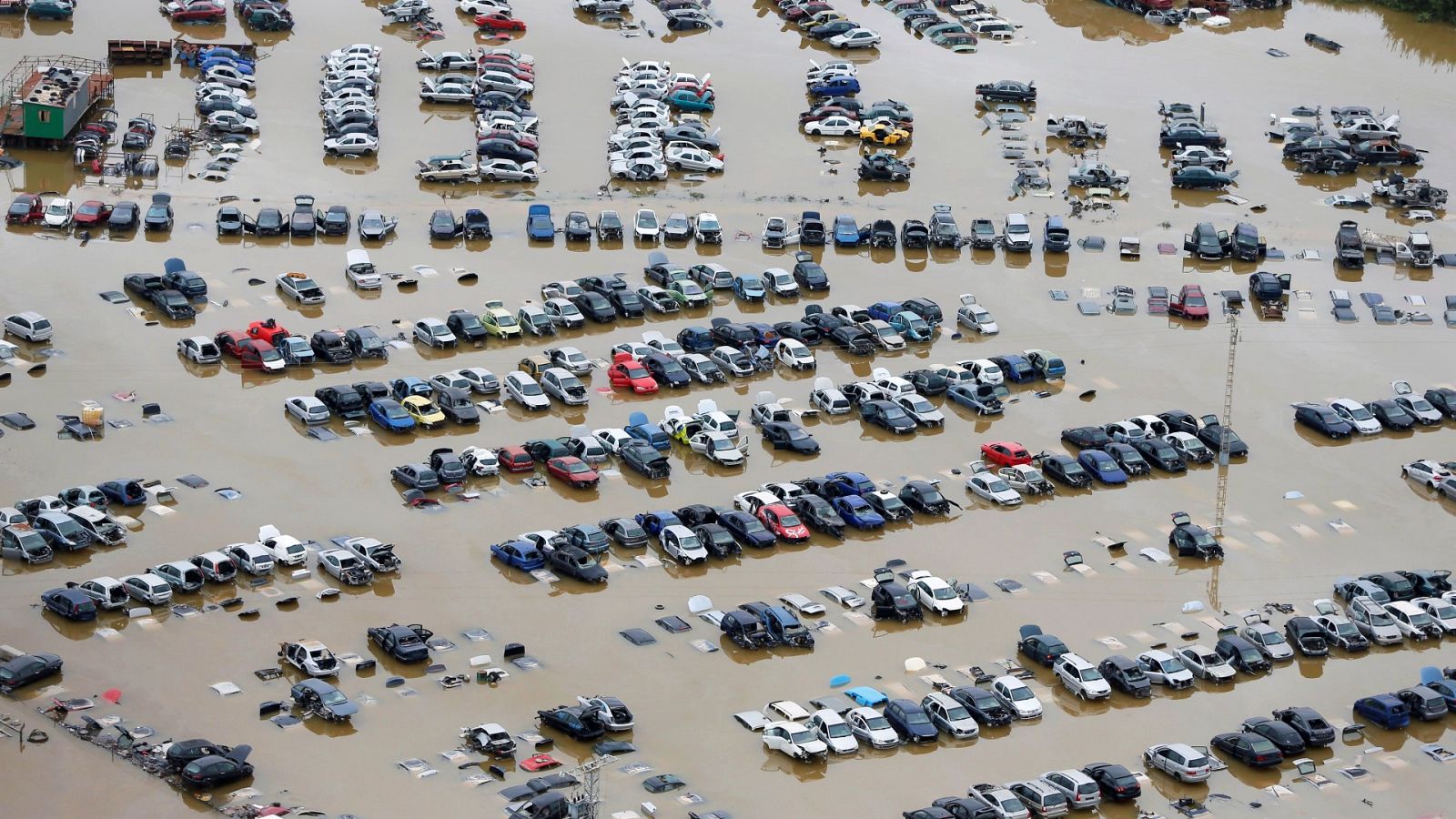 Imagen aérea de la ciudad de Dolores con cientos de coches sumergidos a causa de la Gota Fría