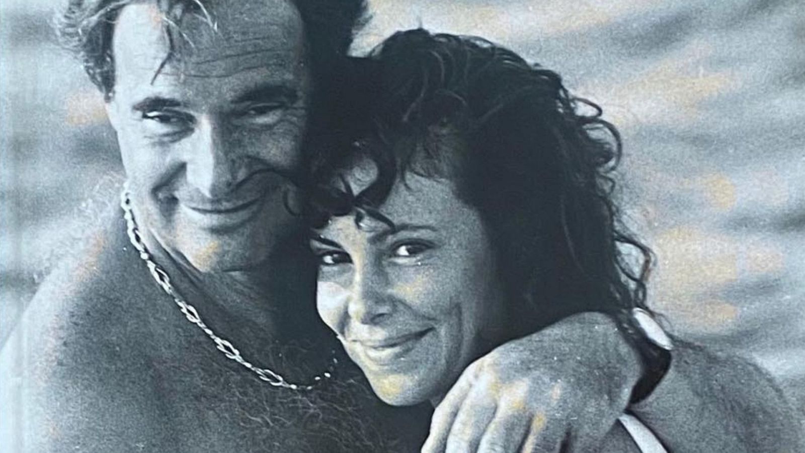 Ana Obregón y su padre, Antonio García, abrazados en la playa en una fotografía antigua en blanco y negro