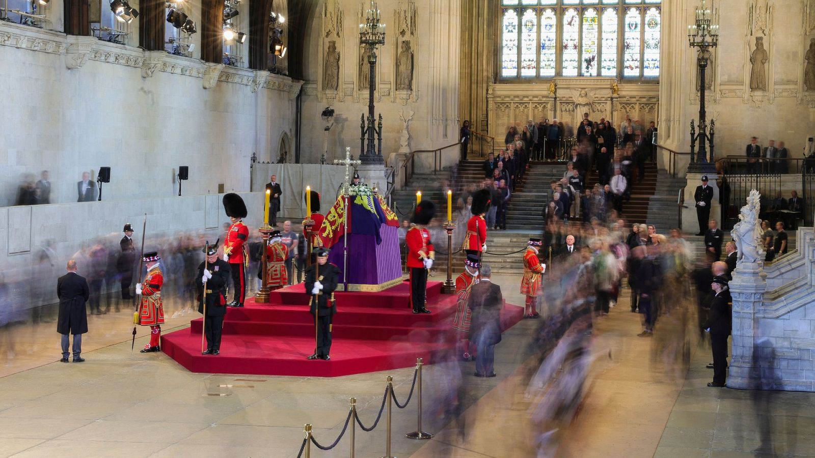 Numerosos ciudadanos visitan la capilla ardiente de Isabel II en Westminster