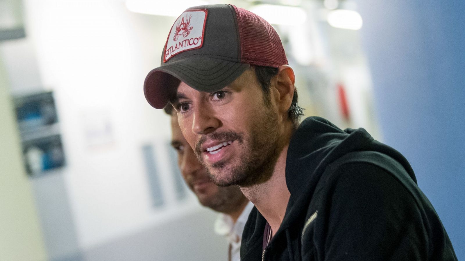 Enrique Iglesias con su típica gorra