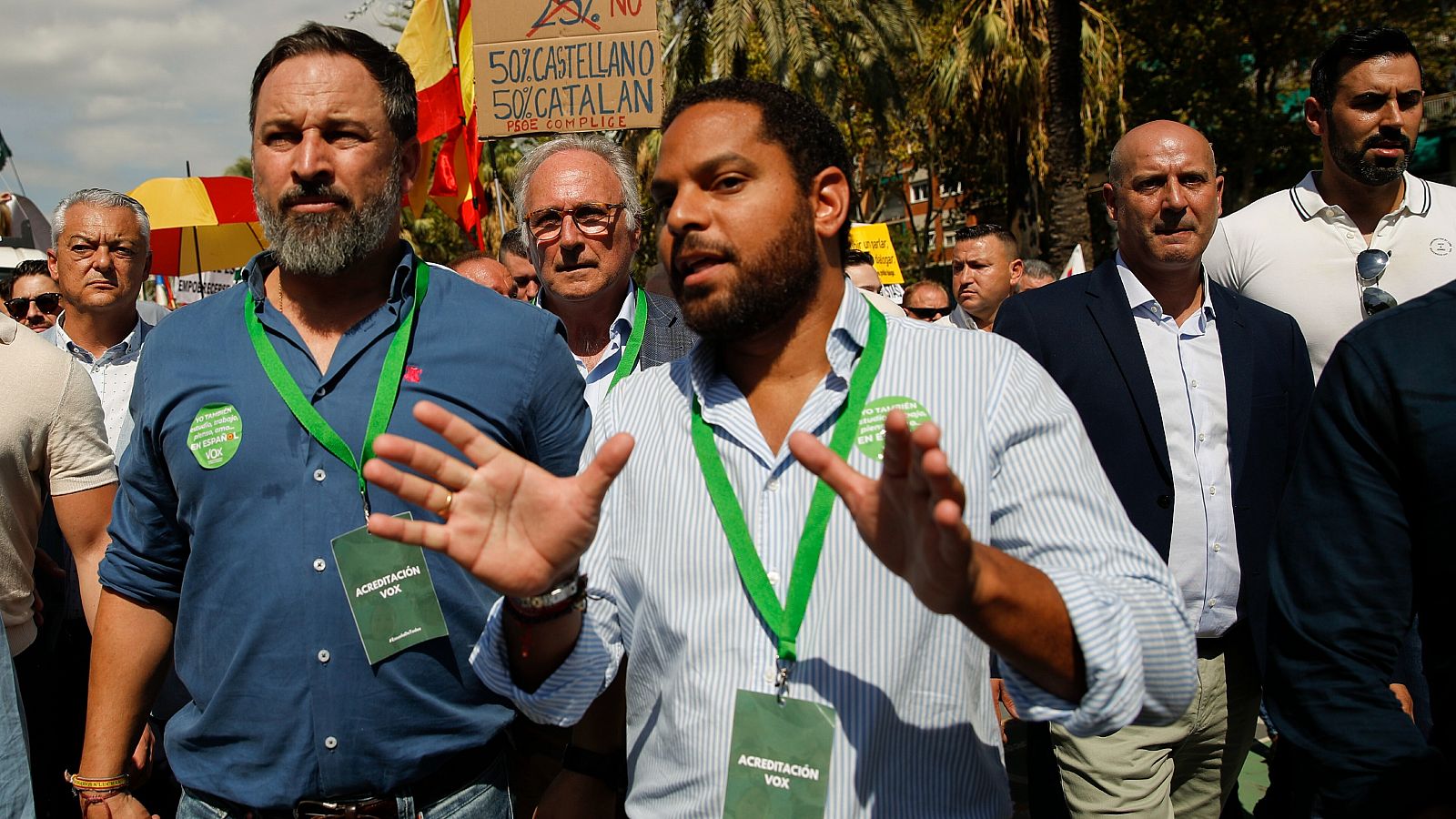 El líder de Vox, Santiago Abascal (i) y el presidente del partido en Cataluña, Ignacio Garriga (d), asisten a la manifestación de Barcelona.