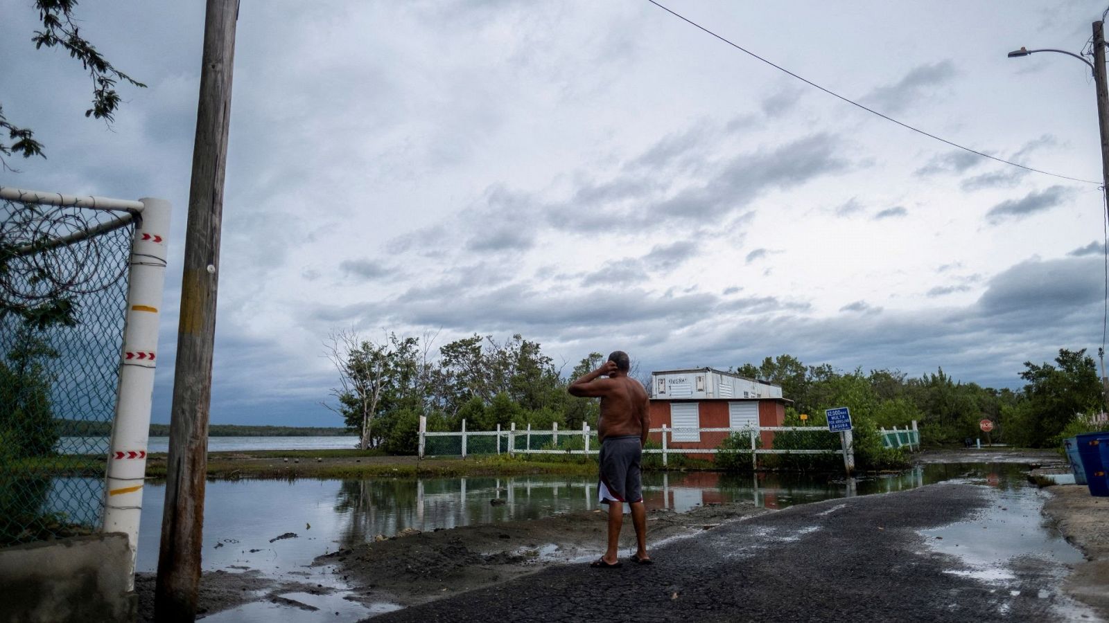 Un hombre en Puerto Rico miro al mar ante la llegada del huracán Fiona