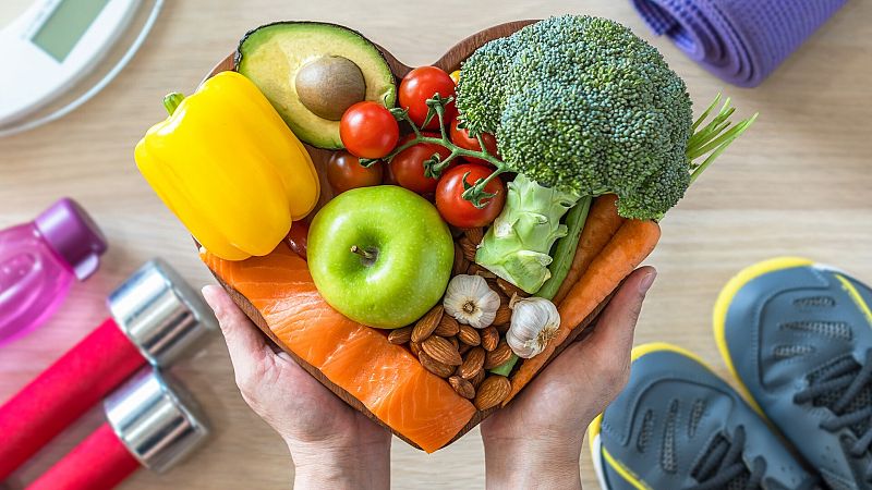 Frutos secos a diario y tres raciones de pescado y marisco a la semana