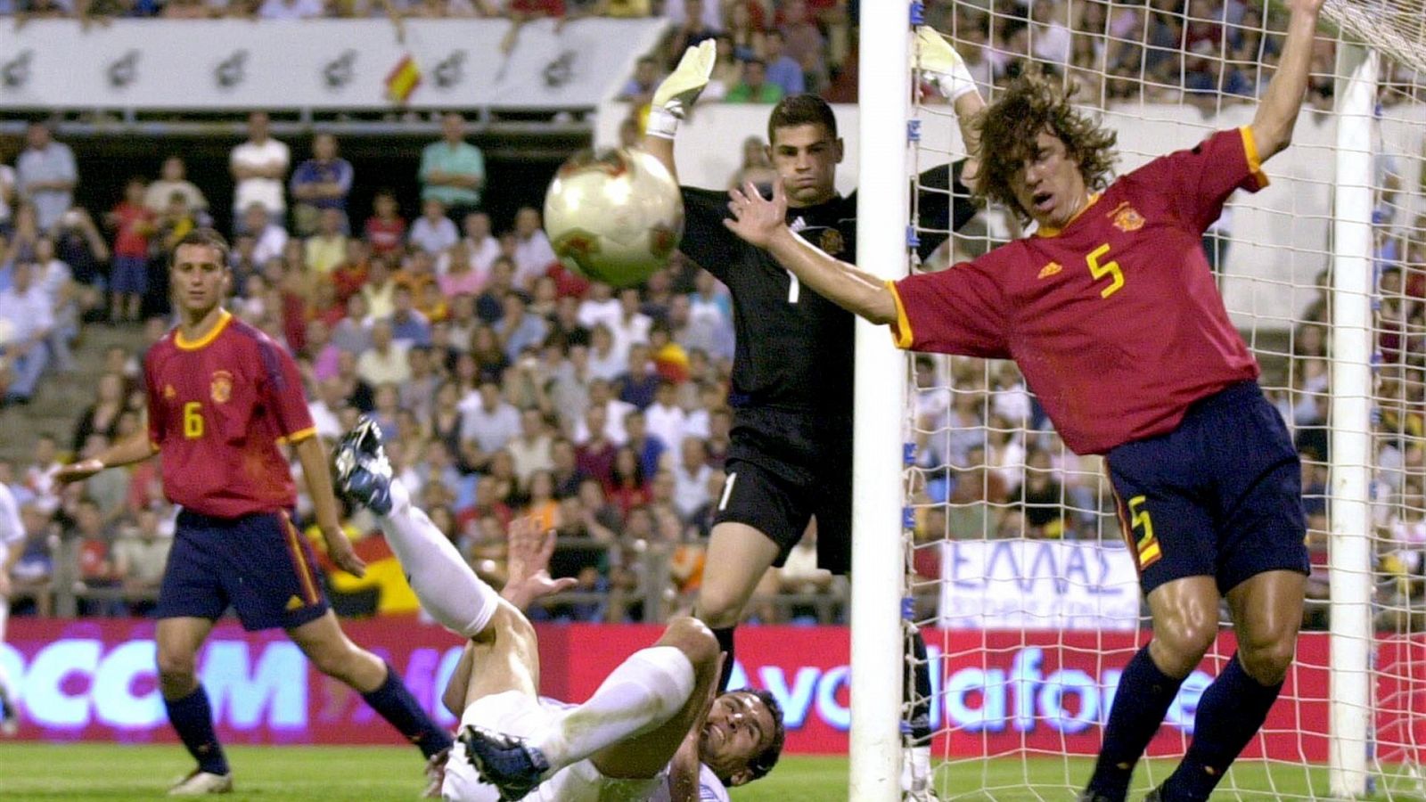 Helguera, de fondo, Casillas y Puyol, en el último partido de la selección española en Zaragoza en 2003.
