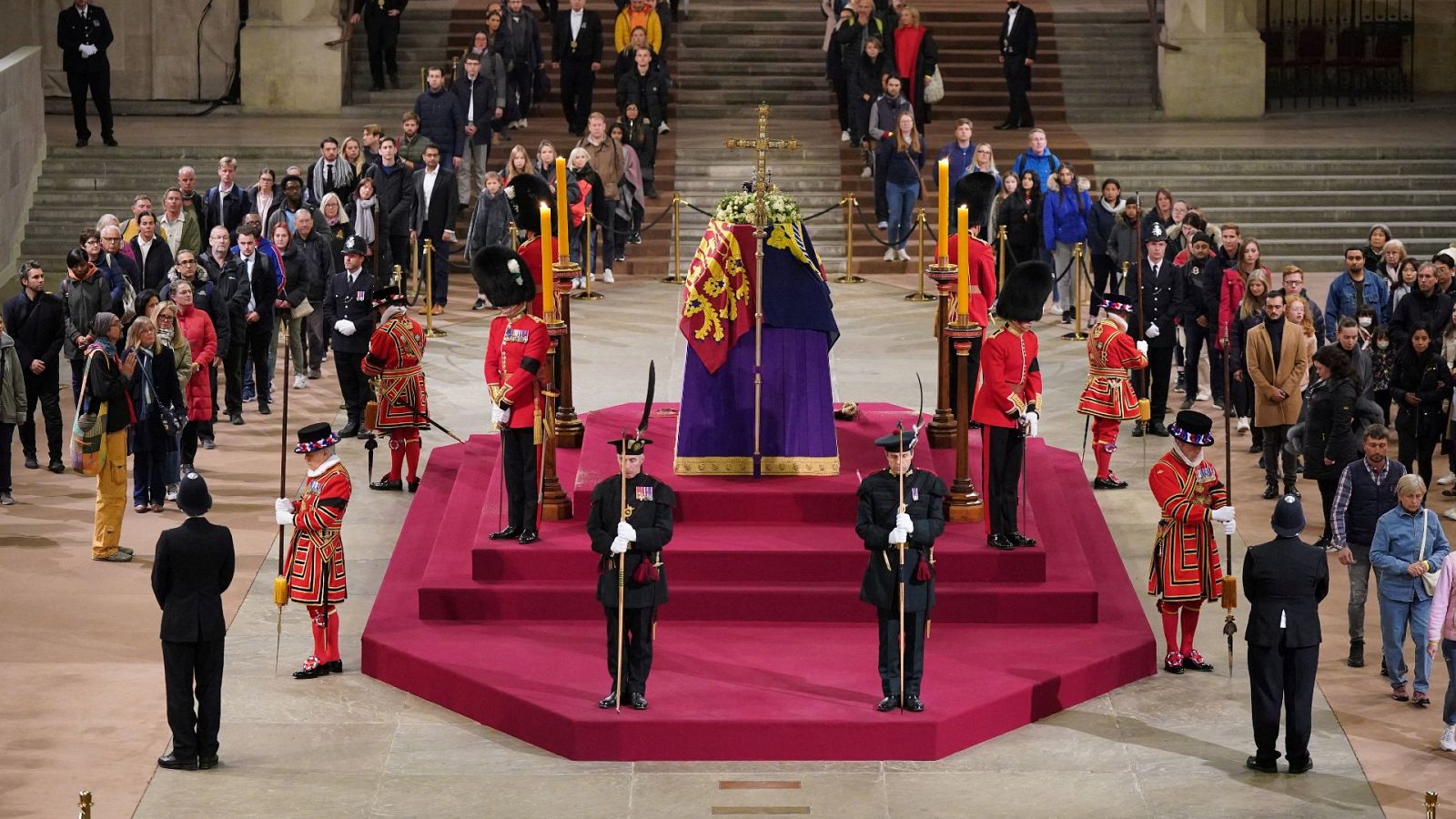 Capilla ardiente de Isabel II en Westminster Hall, en el Parlamento británico. Yui Mok/Pool via REUTERS