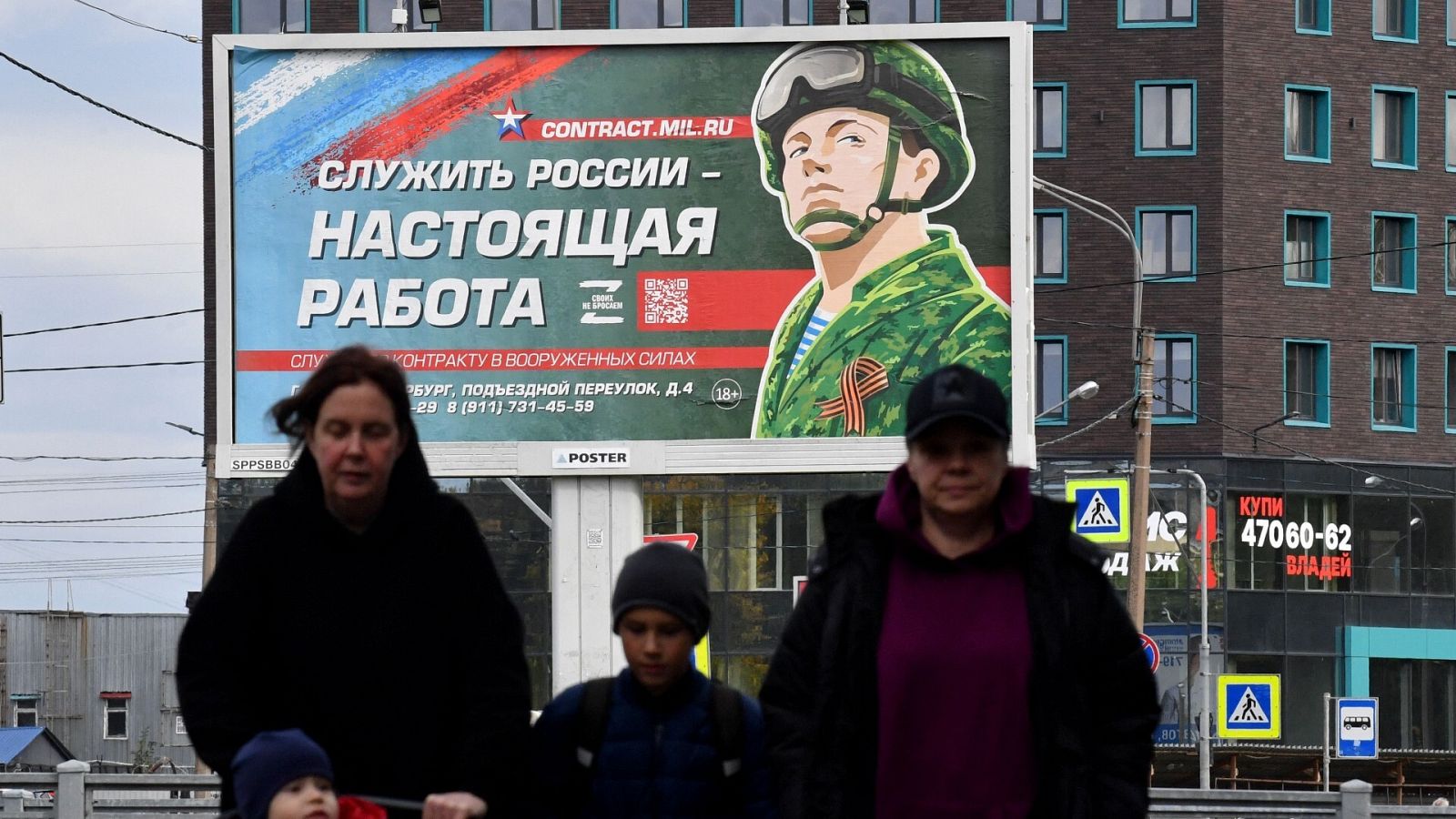 Imagen de un cartel que promociona el empleo en las Fuerzas Armadas con el lema "Servir a Rusia es un trabajo de verdad", en una calle de San Petersburgo. Foto: Olga MALTSEVA / AFP