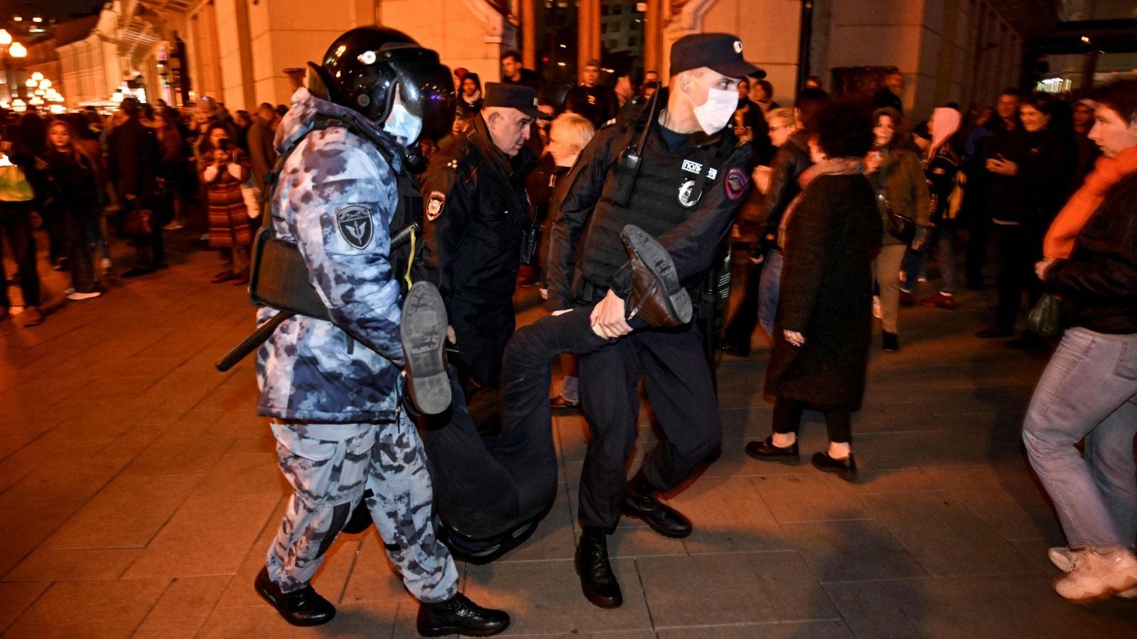 La policía detiene a un manifestante en las calles de Moscú