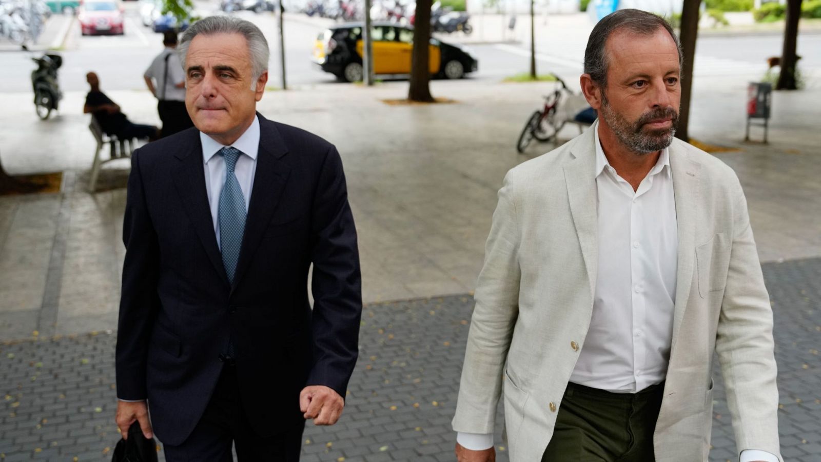 El expresidente del Barça Sandro Rosell (d), acompañado de su abogado, Pau Molins (i), llega a la Ciutat de la Justicia.