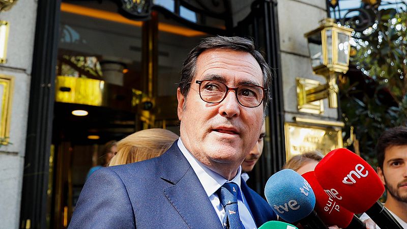 El presidente de la CEOE, Antonio Garamendi, atiende a la prensa en una imagen de archivo