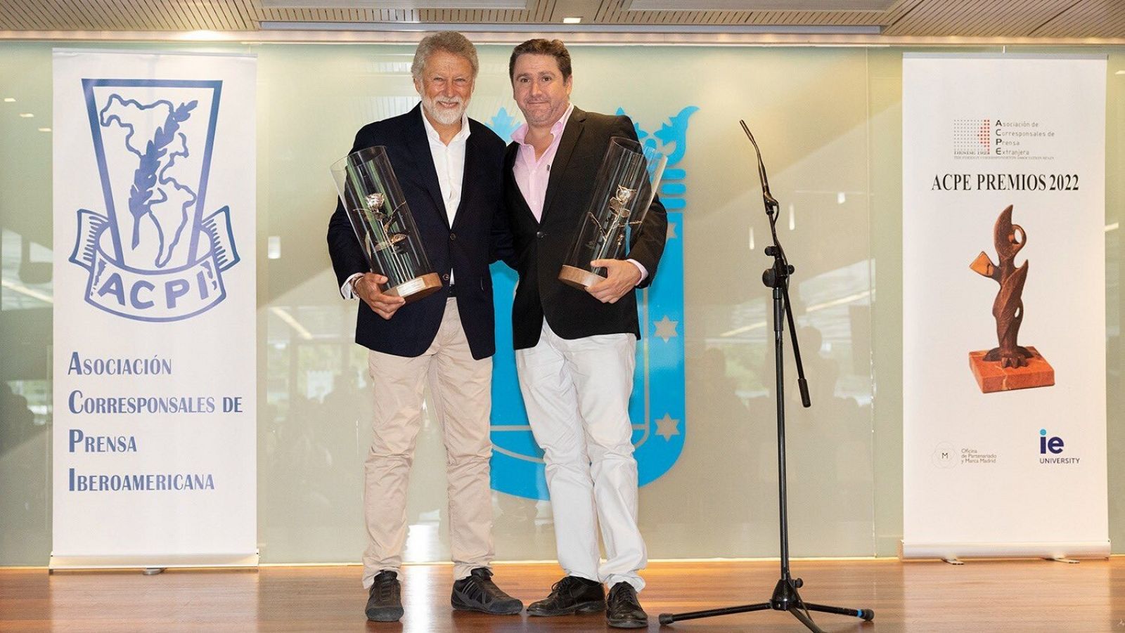 Óscar Mijallo y Miguel de la Fuente, de RTVE, recogen el Premio del Club  Internacional de Prensa