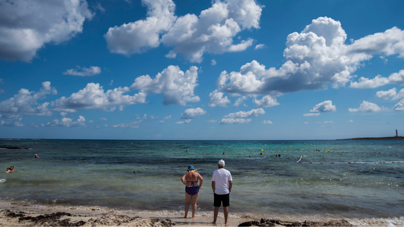 Turistas en una playa de Menorca