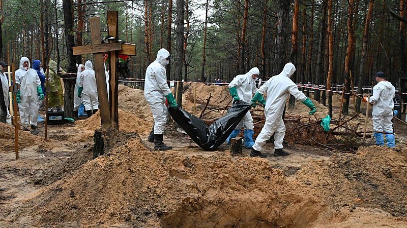 Forenses trabajando en las labores de exhumación de una fosa común hallada en la localidad de Izium, Ucrania.
