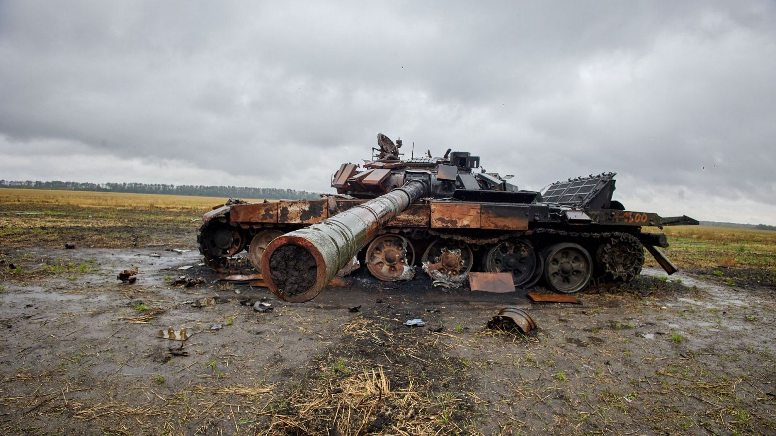 Un tanque dañado en Kupiansk, en la región ucraniana de Járkov