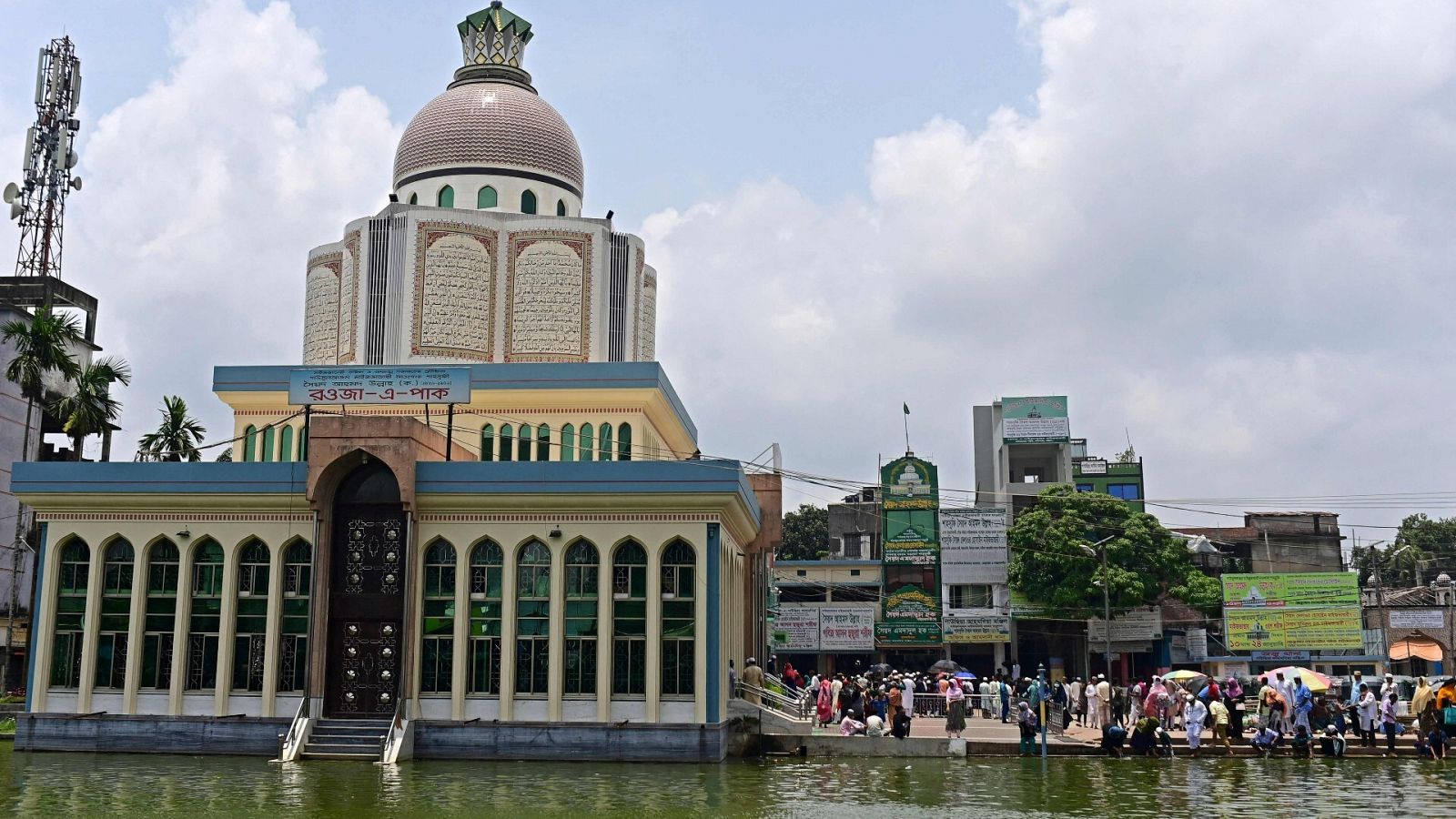 Imagen de un templo religioso al lado de un río en Bangladesh