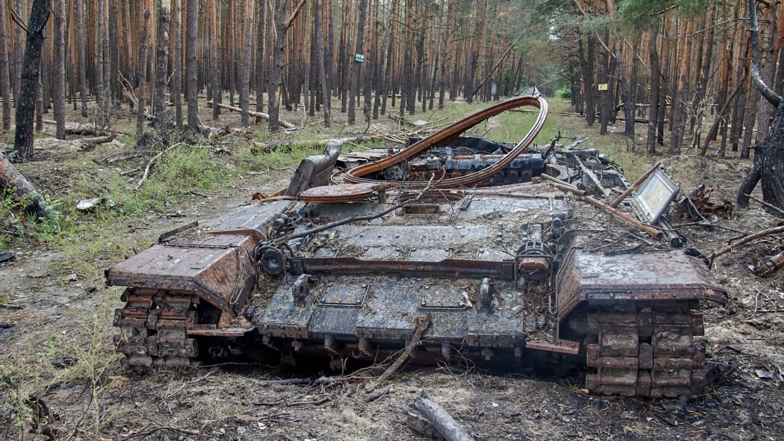 Un tanque ruso destruido cerca de la localidad de Lyptsi, en la región de Járkov