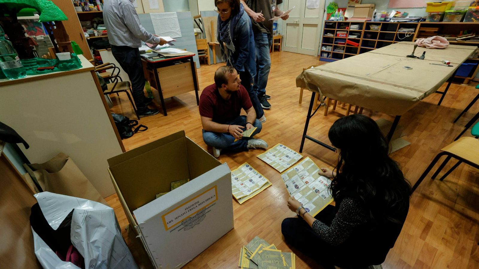 Recuento de votos en uno de los colegios electorales de Roma, Italia