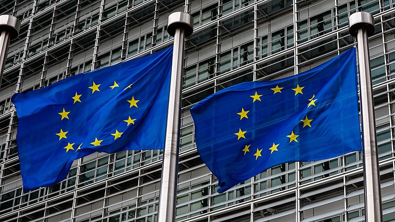 Banderas de la UE en la sede de la Comisión Europea en Bruselas