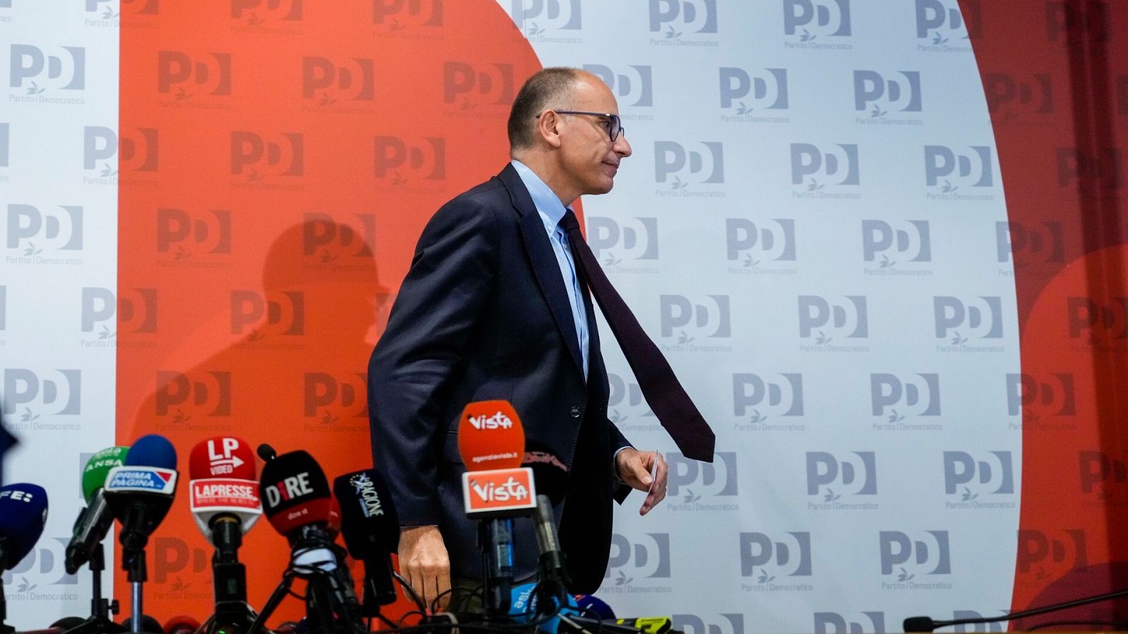 Enrico Letta abandona la sede de su partido tras dar una rueda de prensa