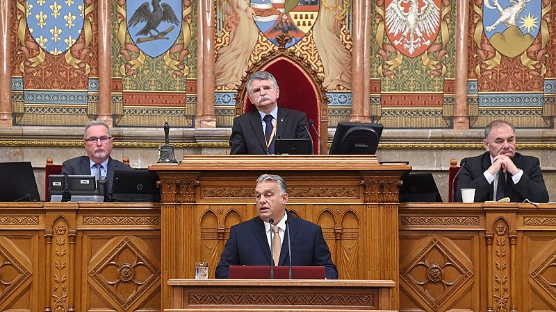 El primer ministro húngaro, Viktor Orban (delante), pronuncia su discurso en la jornada inaugural de la sesión de otoño del Parlamento