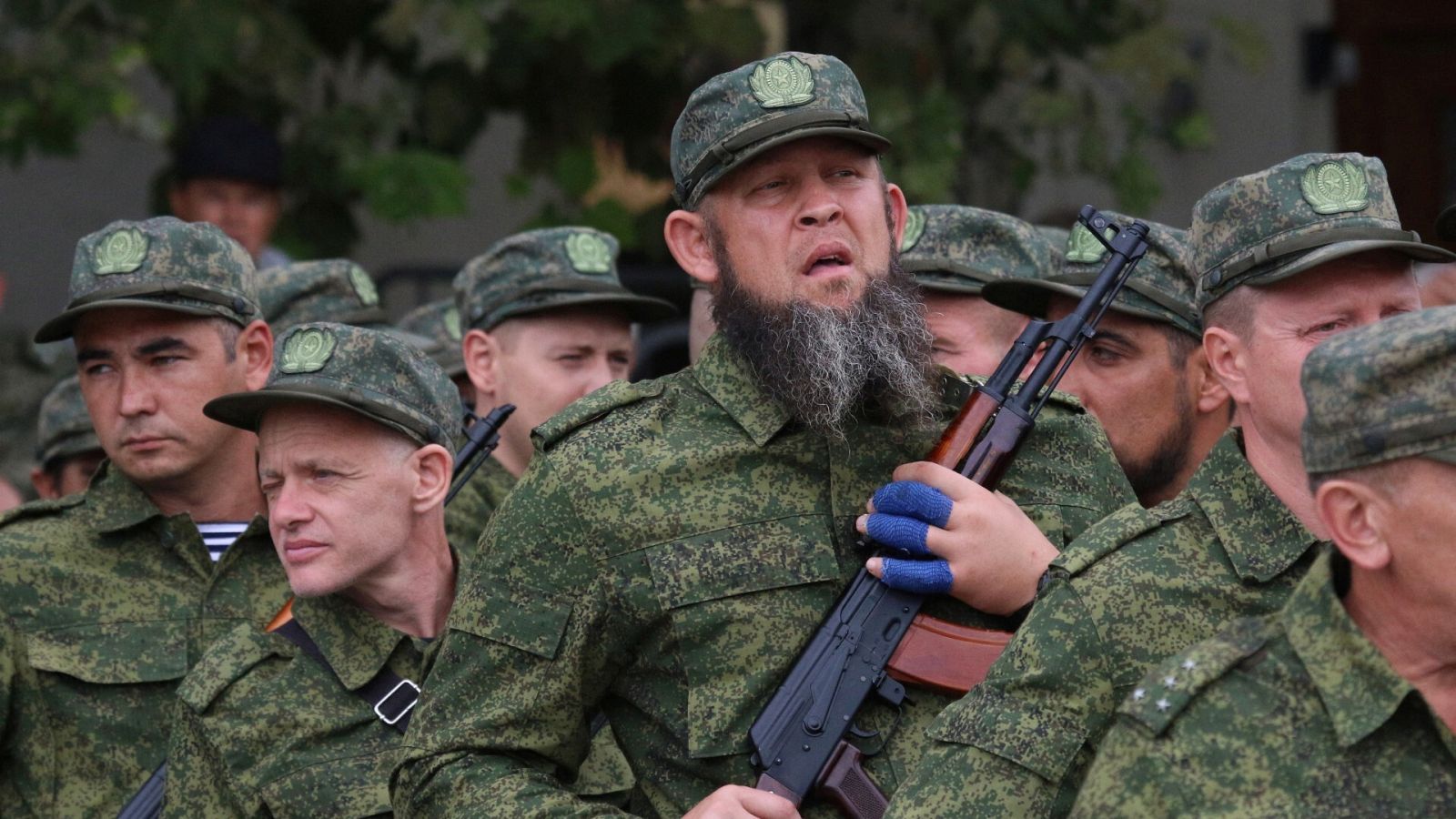 Reservistas reclutados durante la movilización parcial asisten a una ceremonia antes de partir hacia las bases militares