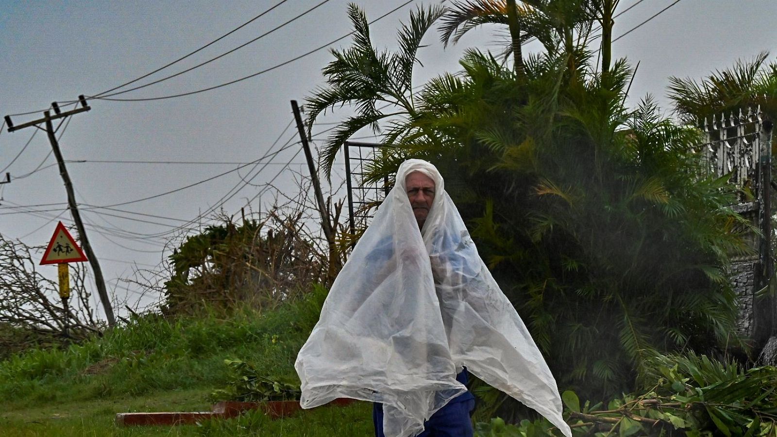 Un hombre camina por las calles de Cuba tras el huracán Ian